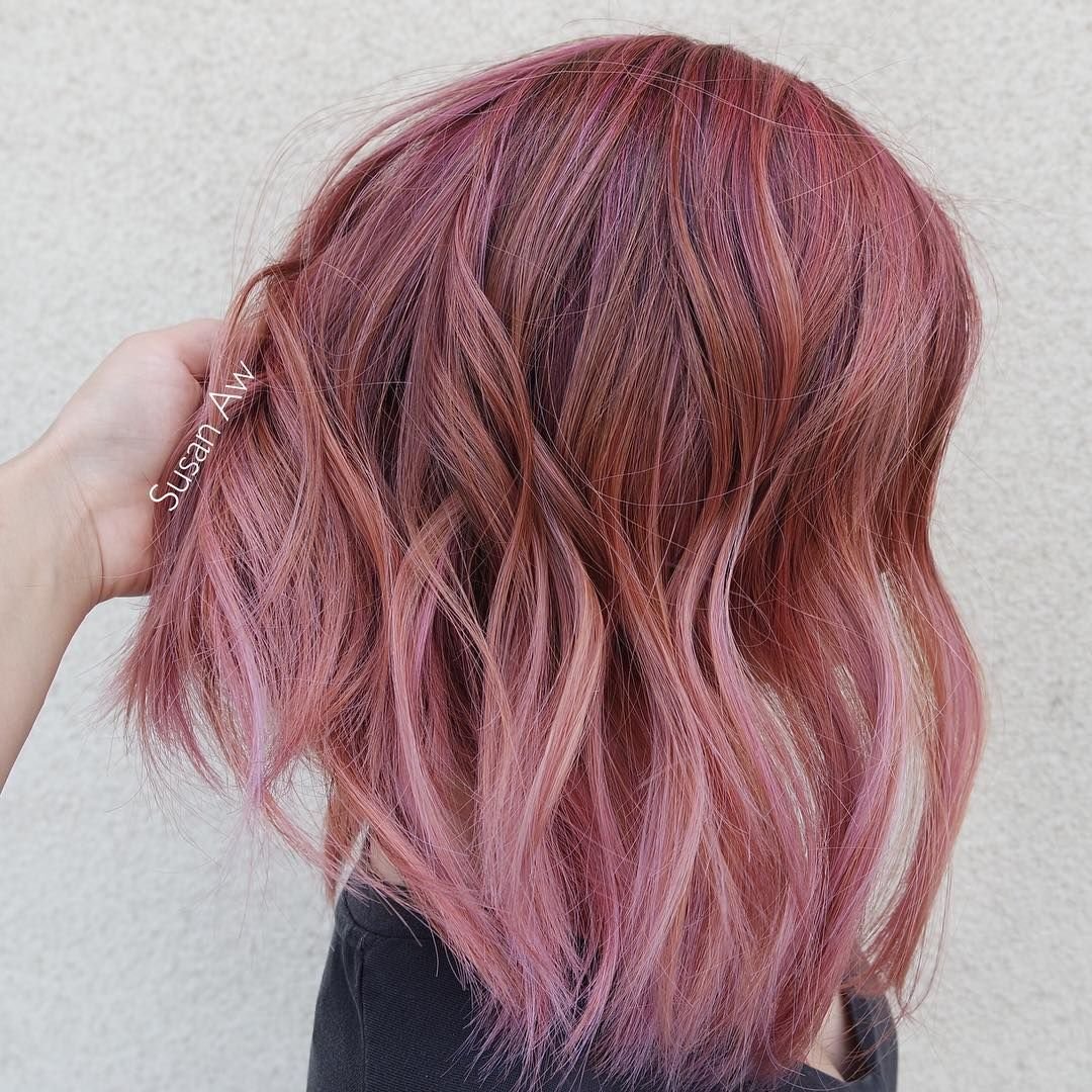 Русый розовый цвет волос. Коричнево розовый цвет волос. Розовые волосы. Розовое окрашивание. Коричнево розовые волосы.