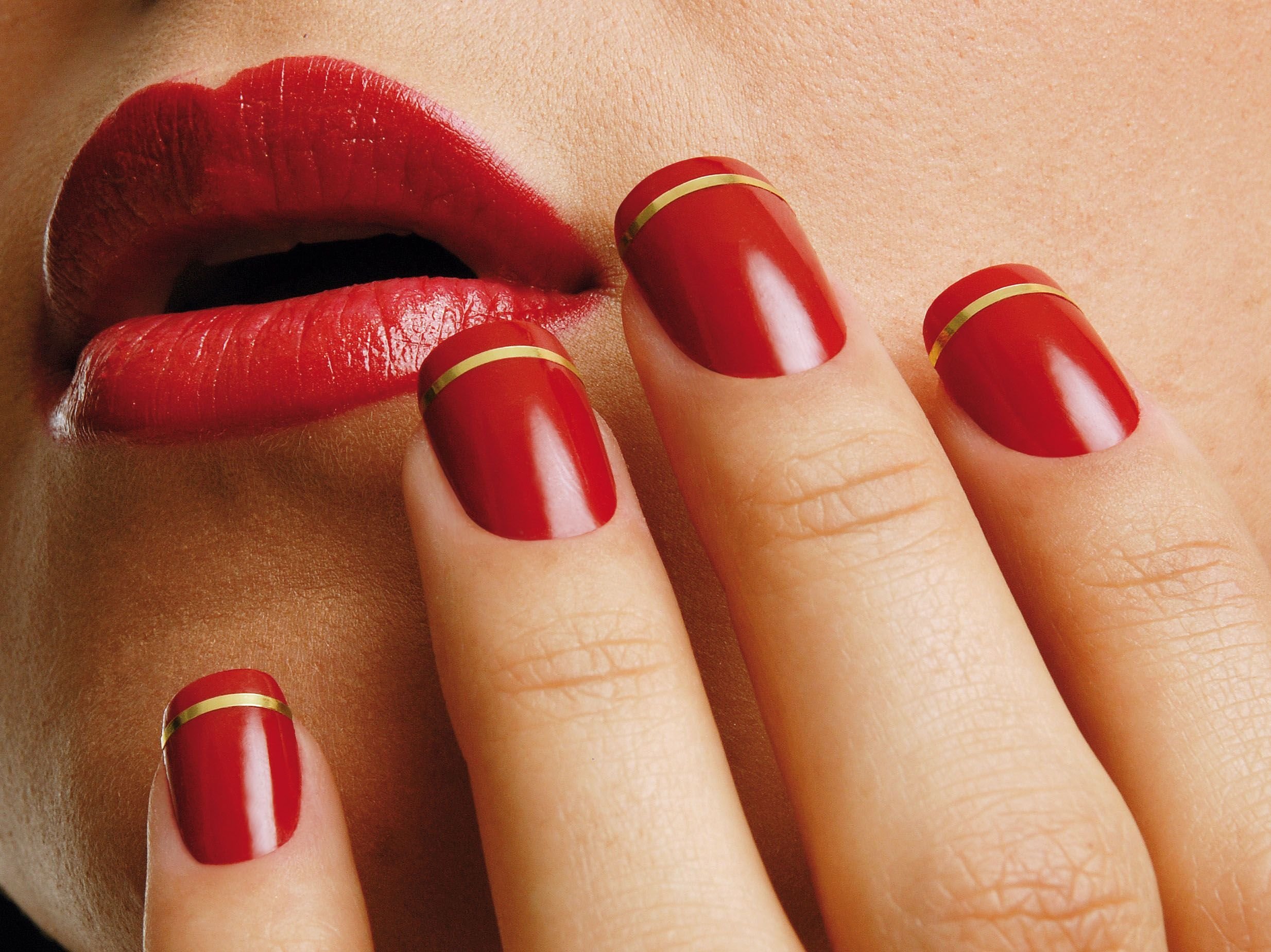 Маникюр нюд с красным. Красный маникюр с вензелями. Девушка с красными губами и ногтями. Красные ногти со стразами. Красивый красный маникюр.