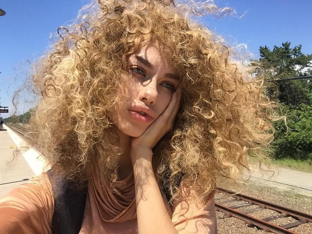 Элизабет кудрявая