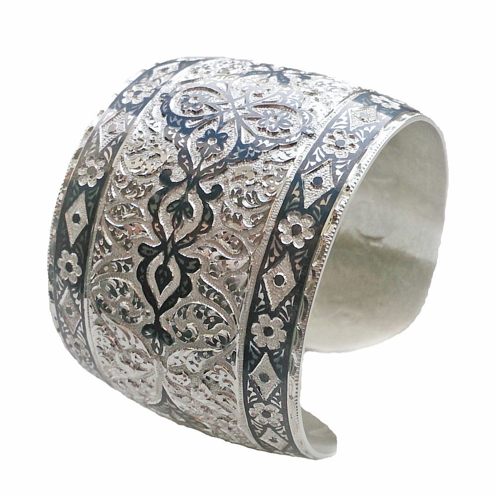 Чеканка серебра Кубачи