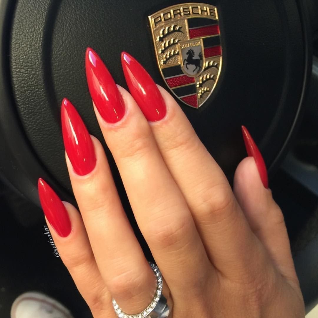 Красный дизайн ногтей на миндальную форму