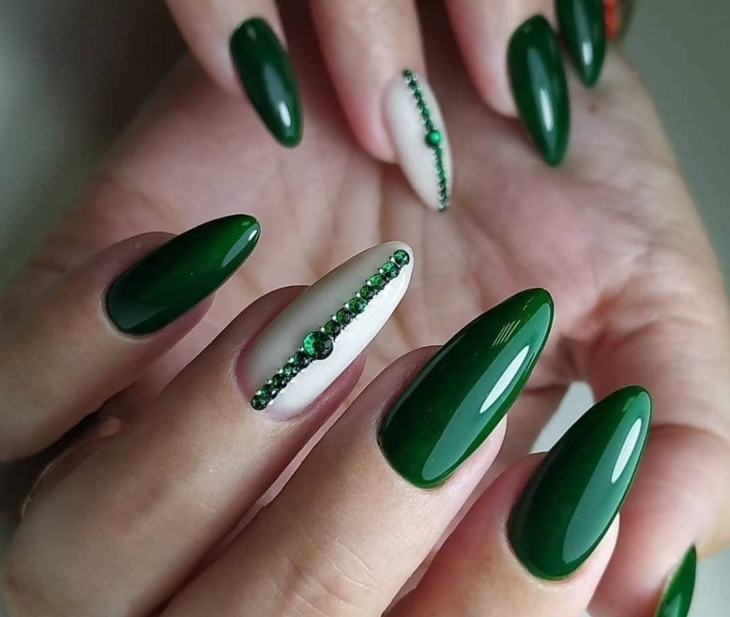 Ногти овальные зеленые