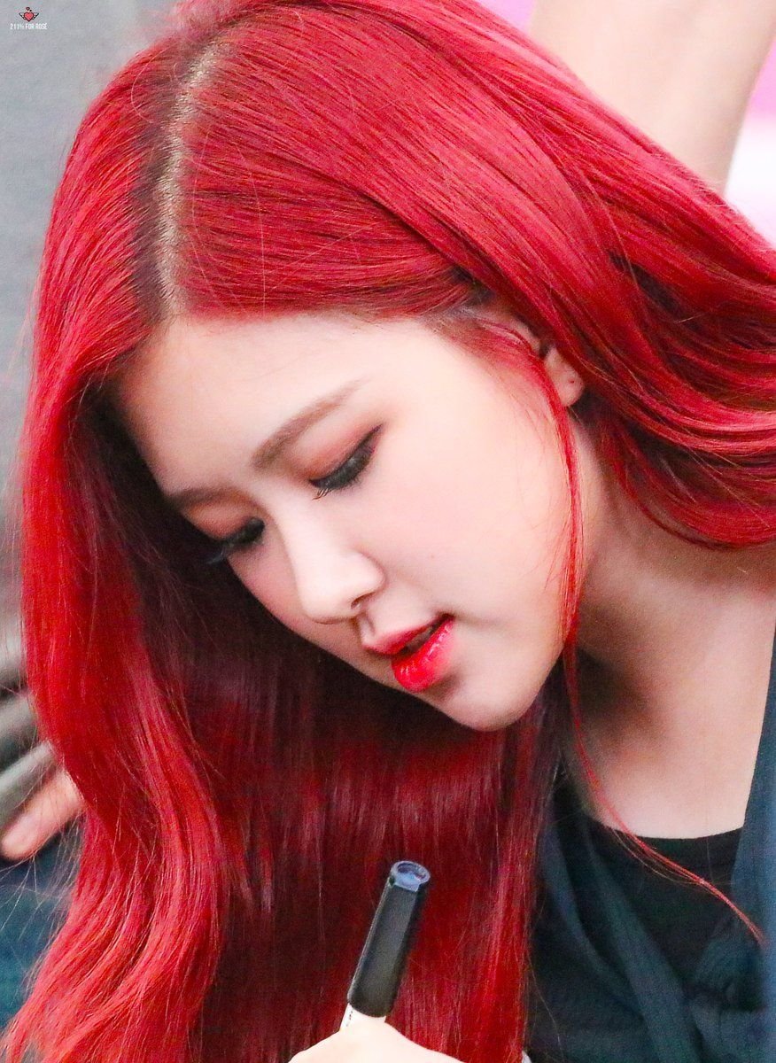 Розэ BLACKPINK С красными волосами