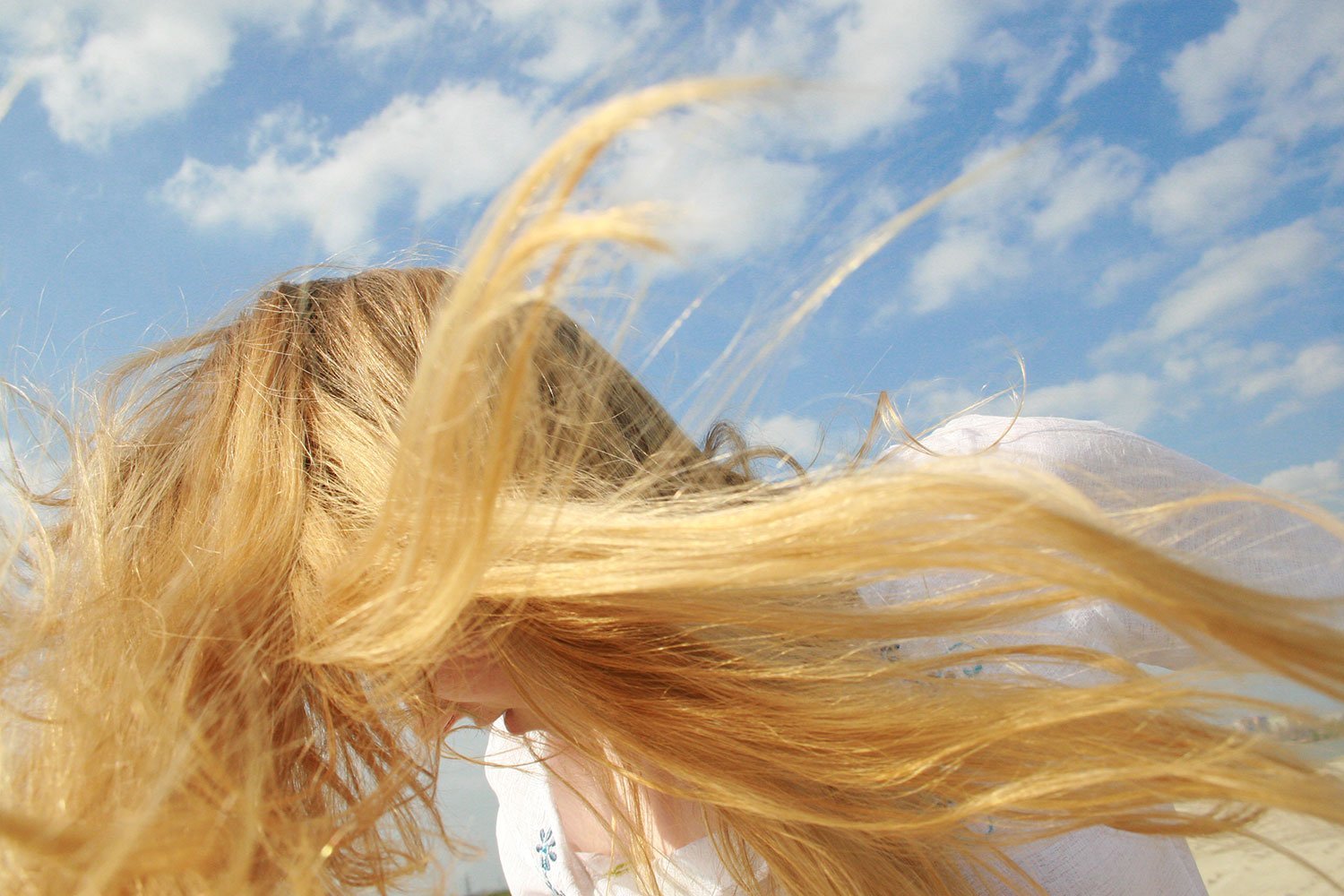 Как стать светлее волосы. Развивающиеся волосы. Волосы развеваются на ветру. Золотистые волосы у девушек. Девушка с развевающимися волосами.