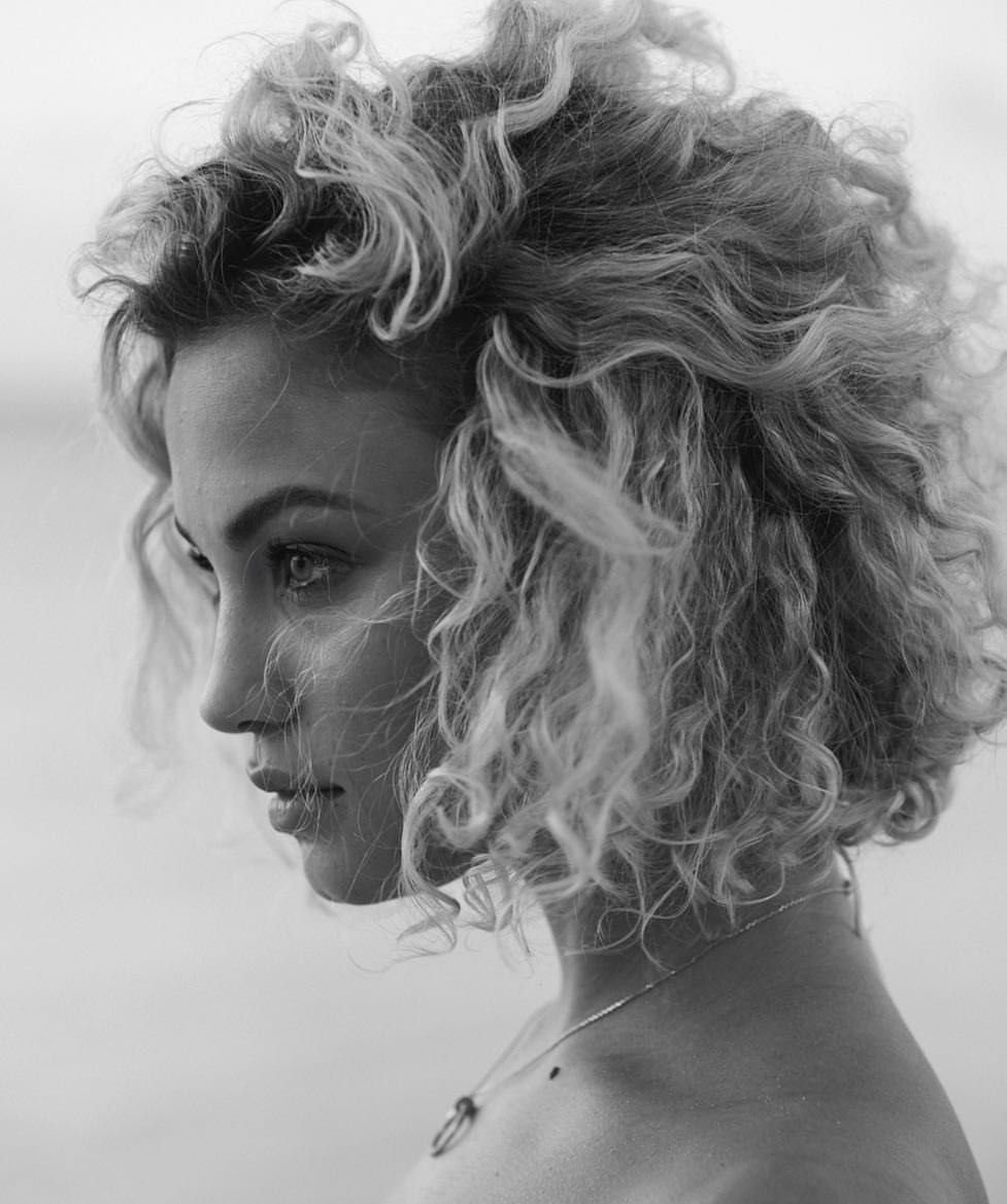 Rose Bertram тёмные волосы