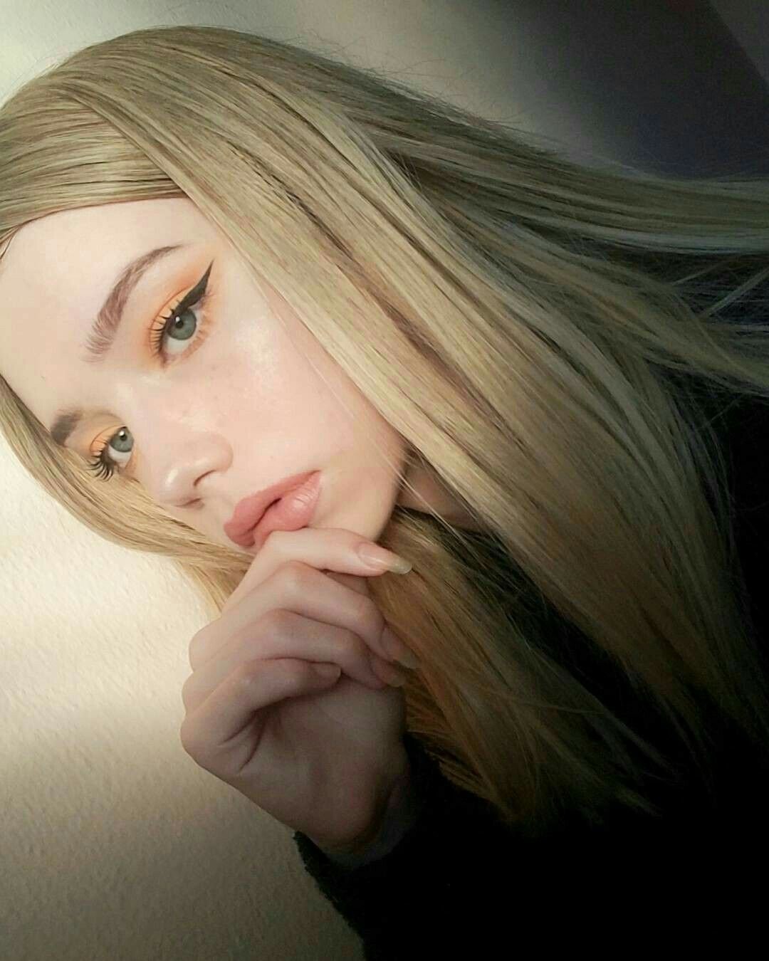 Девушка со светлыми волосами