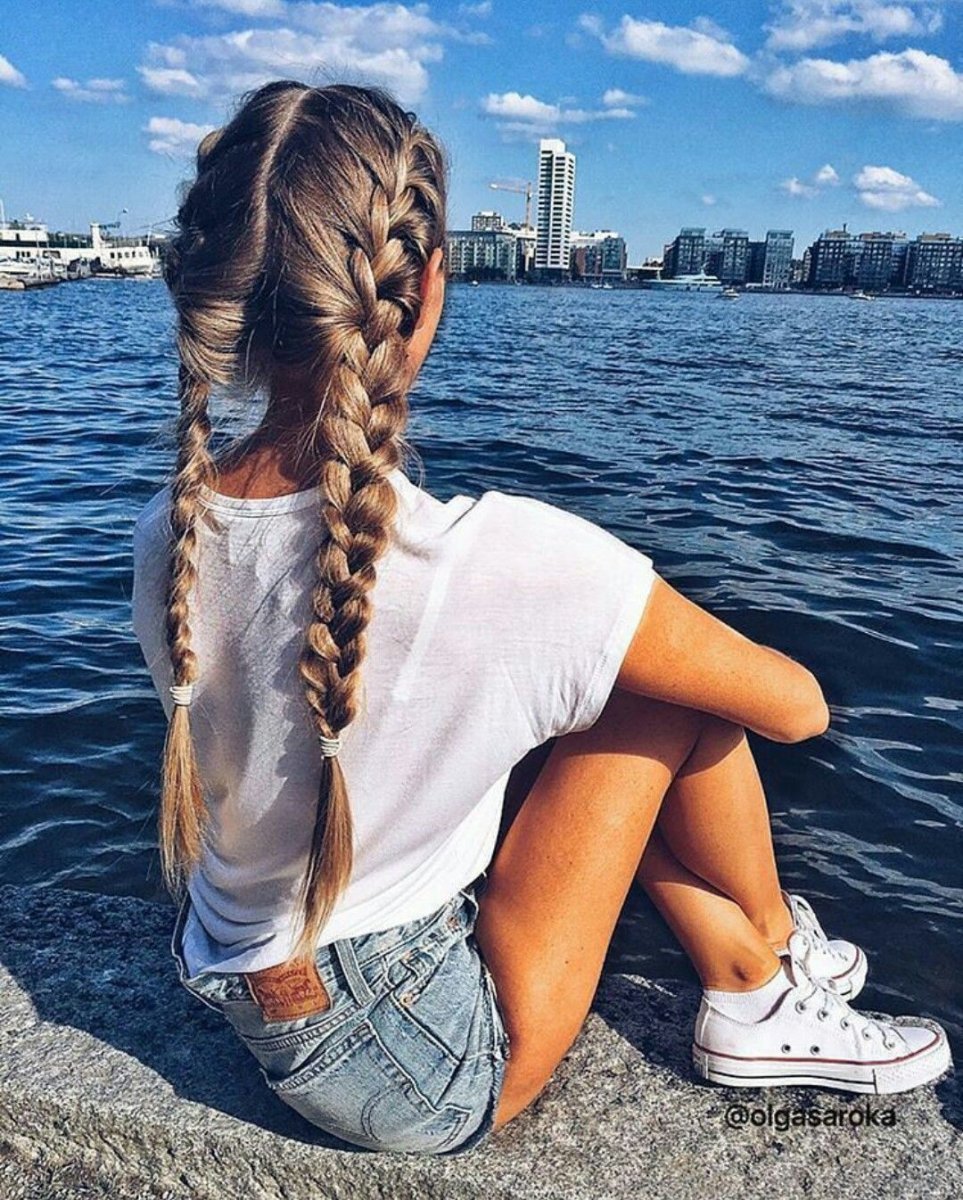Девушка с двумя косичками