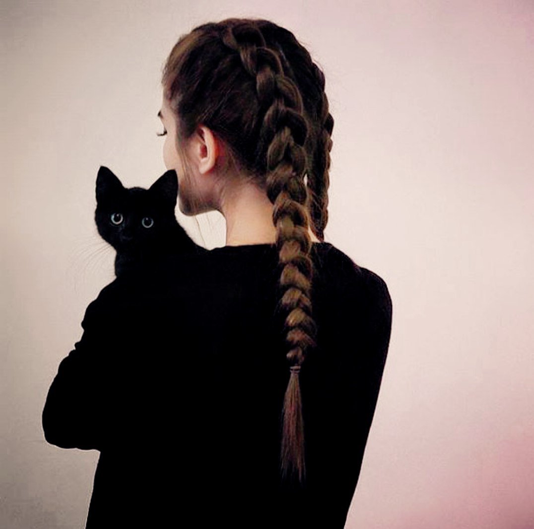 Девушка с черной косой