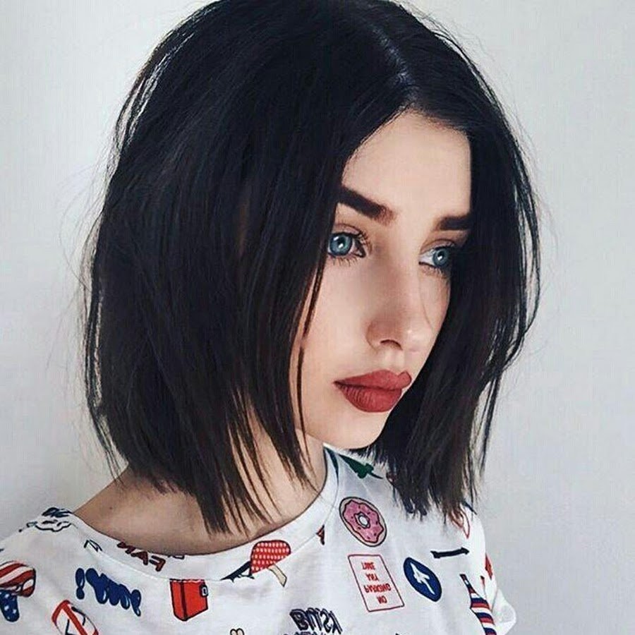 Девушка с черным каре