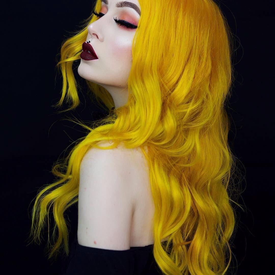 Девушка с желтыми волосами