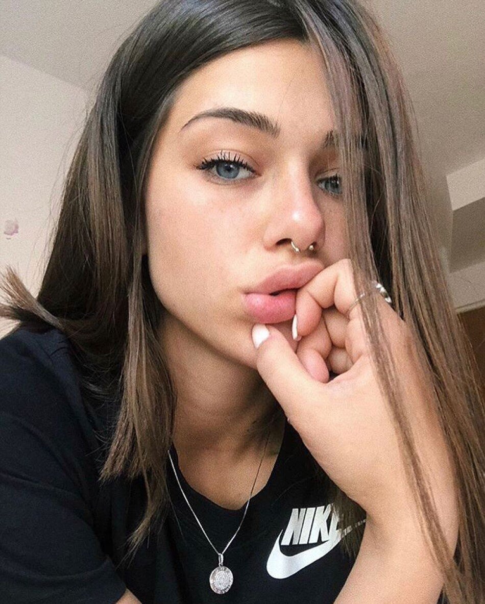 Селфи с языком девушки