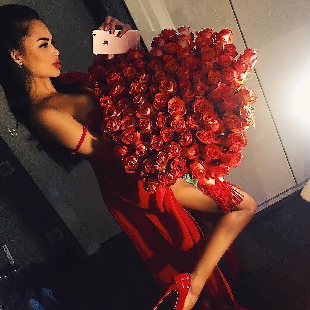 Девушка с огромным букетом роз