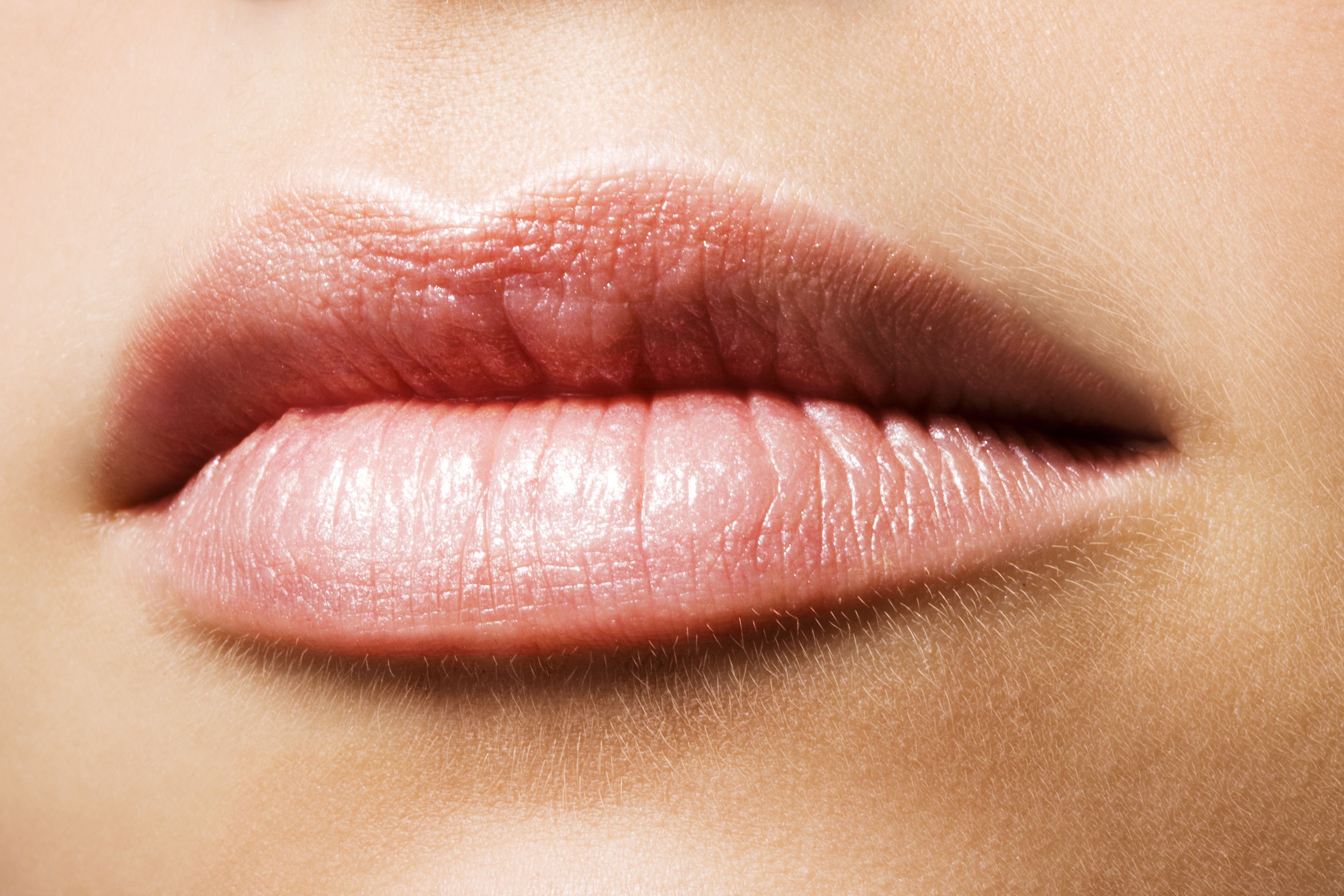 Белая губная помада. Красивые губы. Женские губы. Губы без помады красивые. Красивые женские губы.
