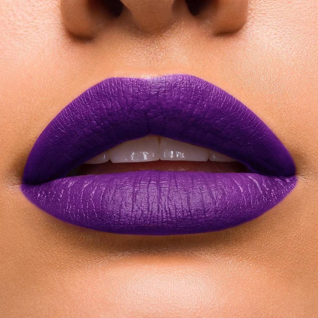 Maybelline Matte фиолетовая помада