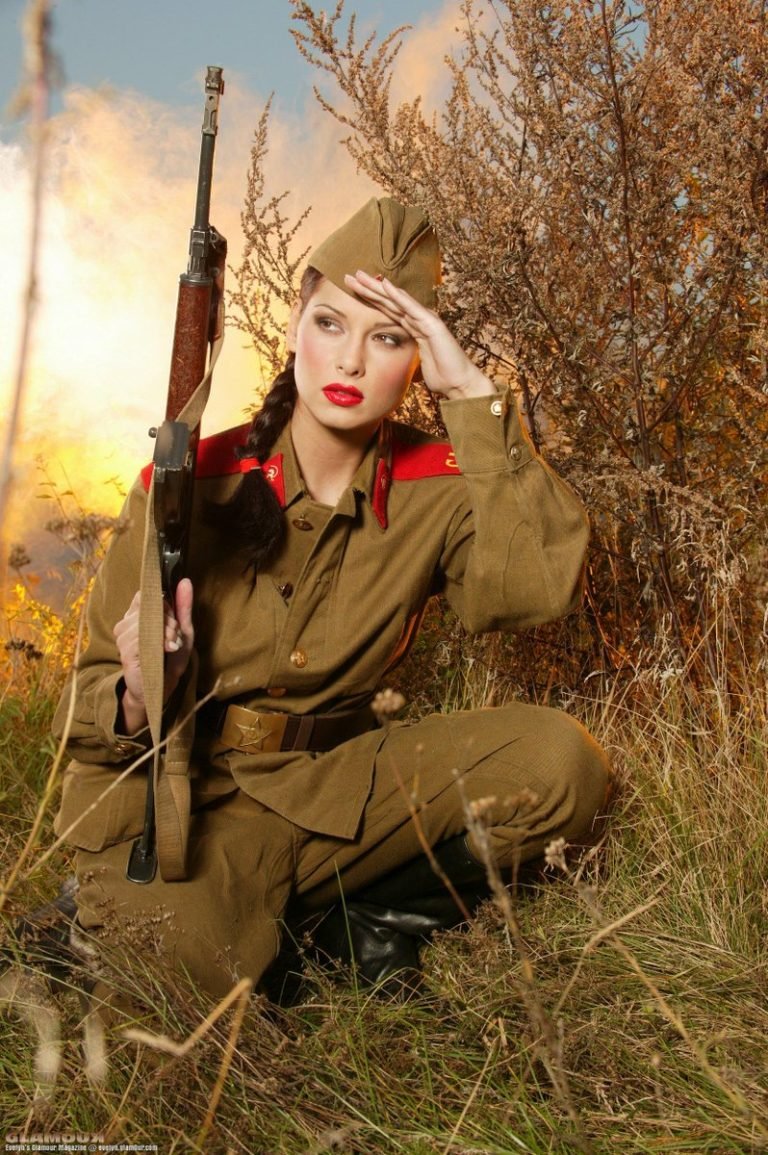 Девушки в военной форме