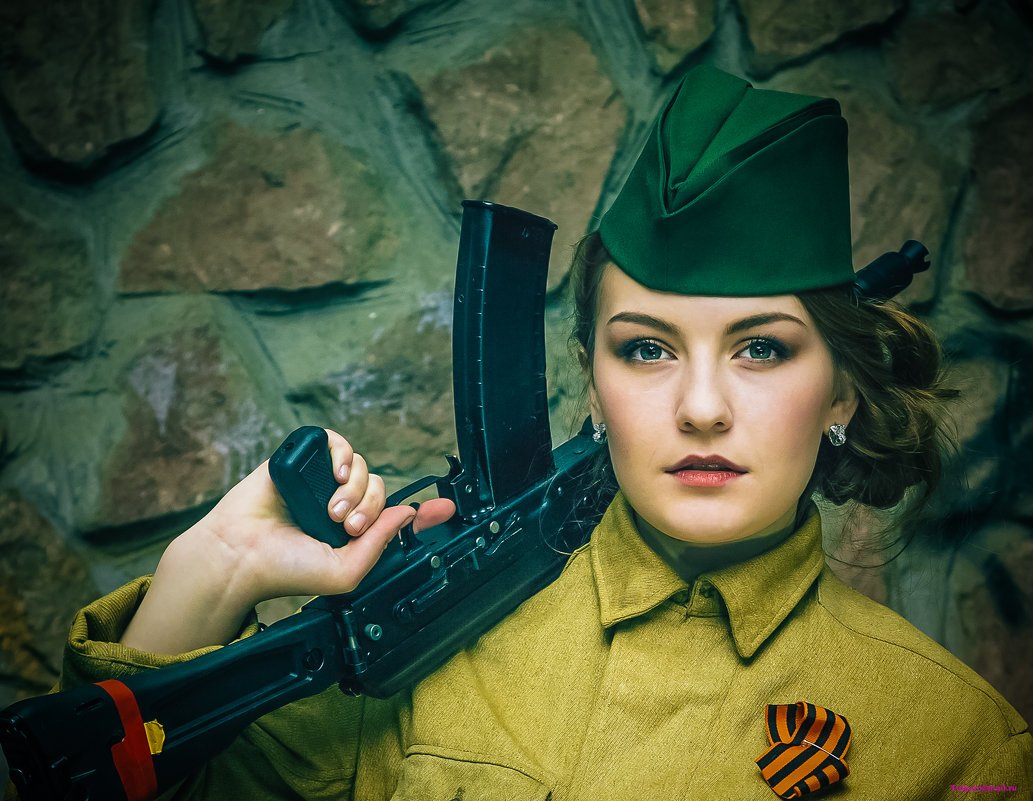 Девушки вивоенной форме