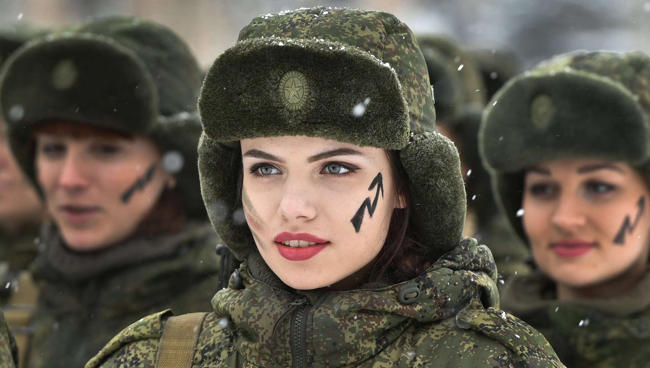 Армейская женщина. Девушки военнослужащие. Женщина солдат. Российские девушки военные. Женщины в современной армии.