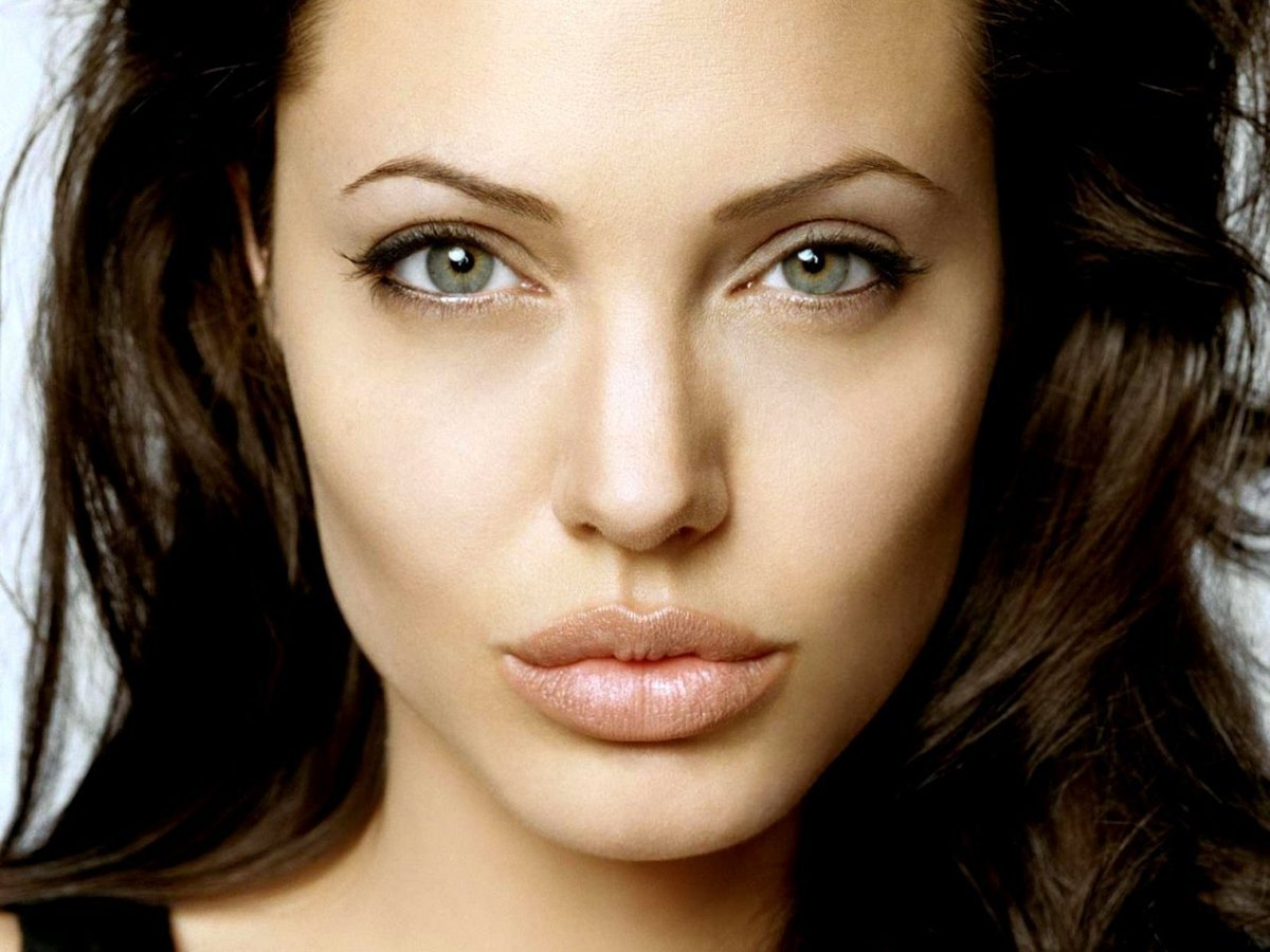 Скулы Анджелины Джоли
