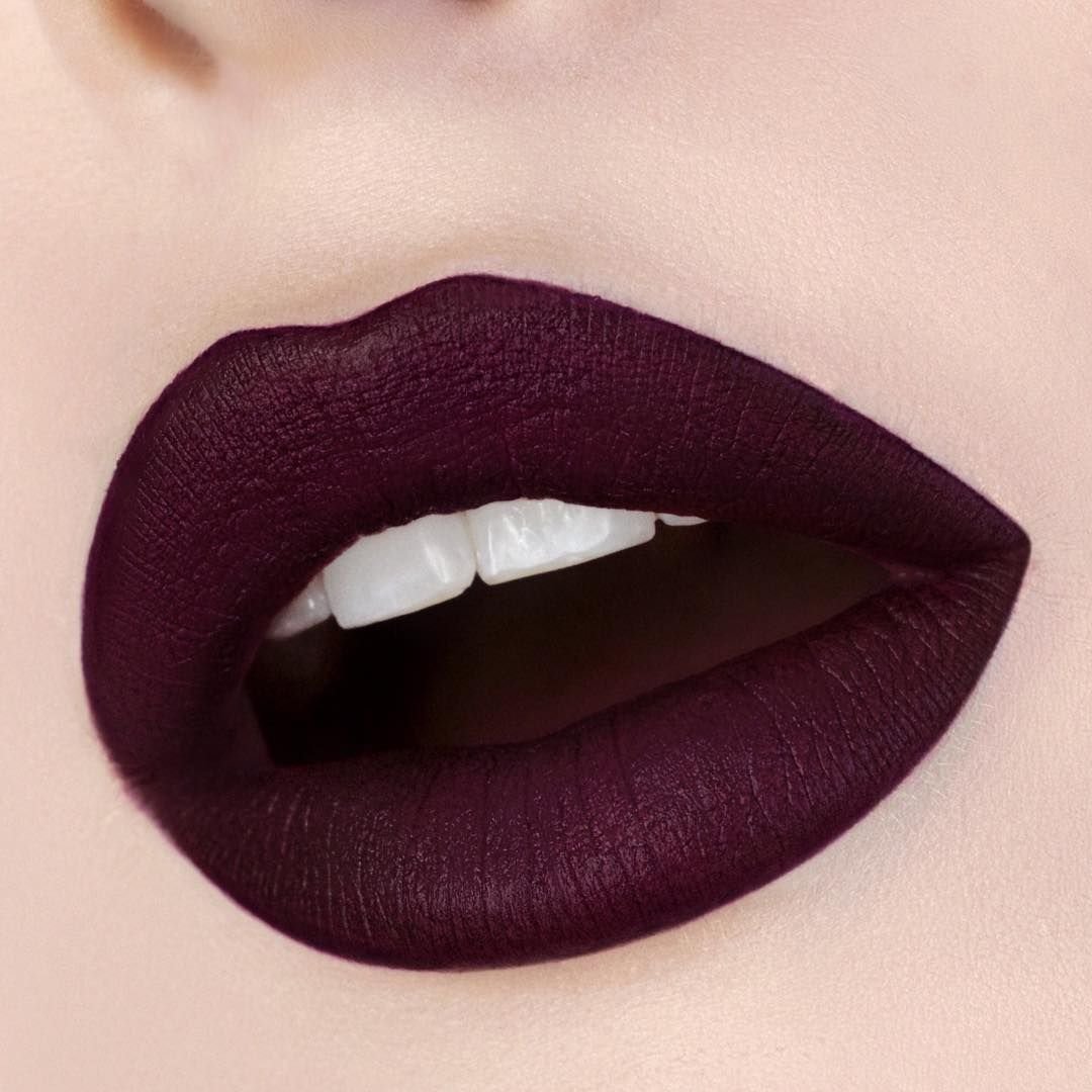 Matte lipstick. Помада Бургундия оттенок. Бордовая помада матовая. Винная помада матовая. Винный цвет помады.