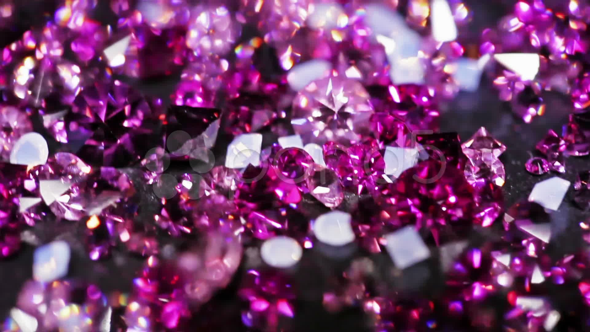 Россыпь самоцветов. Россыпь драгоценных камней. Розово-фиолетовый камень. Фиолетовые блестки.