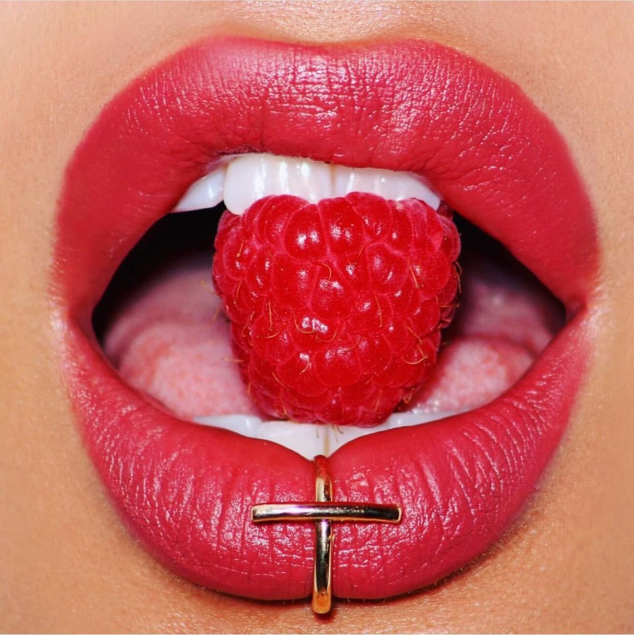 Вишня вкусом на губах твоих. Губы с ягодой. Клубника во рту. Губы с фруктами. Сочные губы.