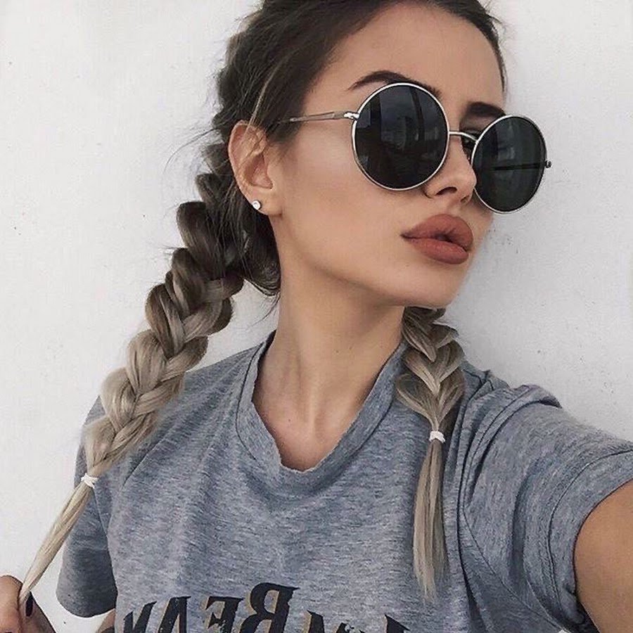Девушка с косичками и в очках