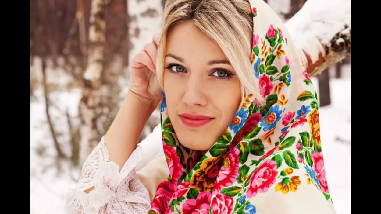 Красавица в платке