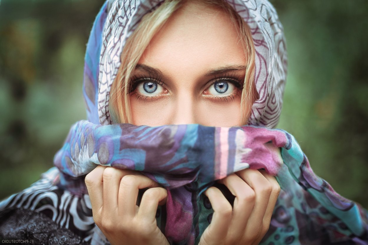Красивая женщина в платке