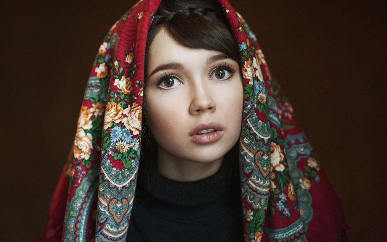 Девушка в платке