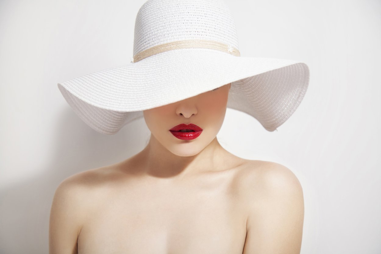 Девушка в белой шляпе