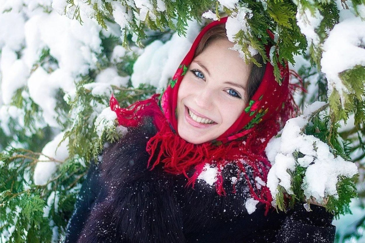 Девушка в платке зимой