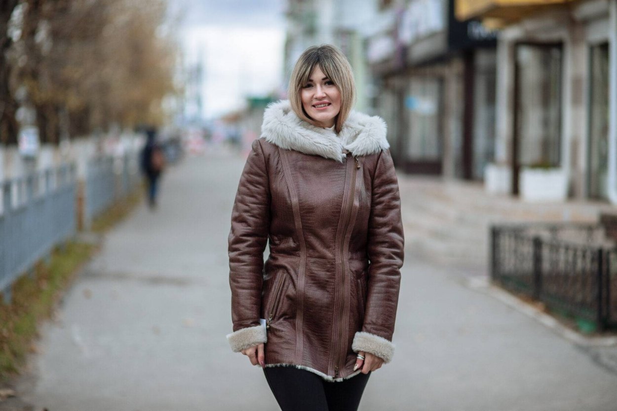 Женщина в дубленке