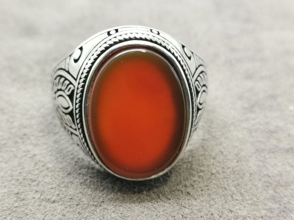 Сердоли́к (карнеол) перстень