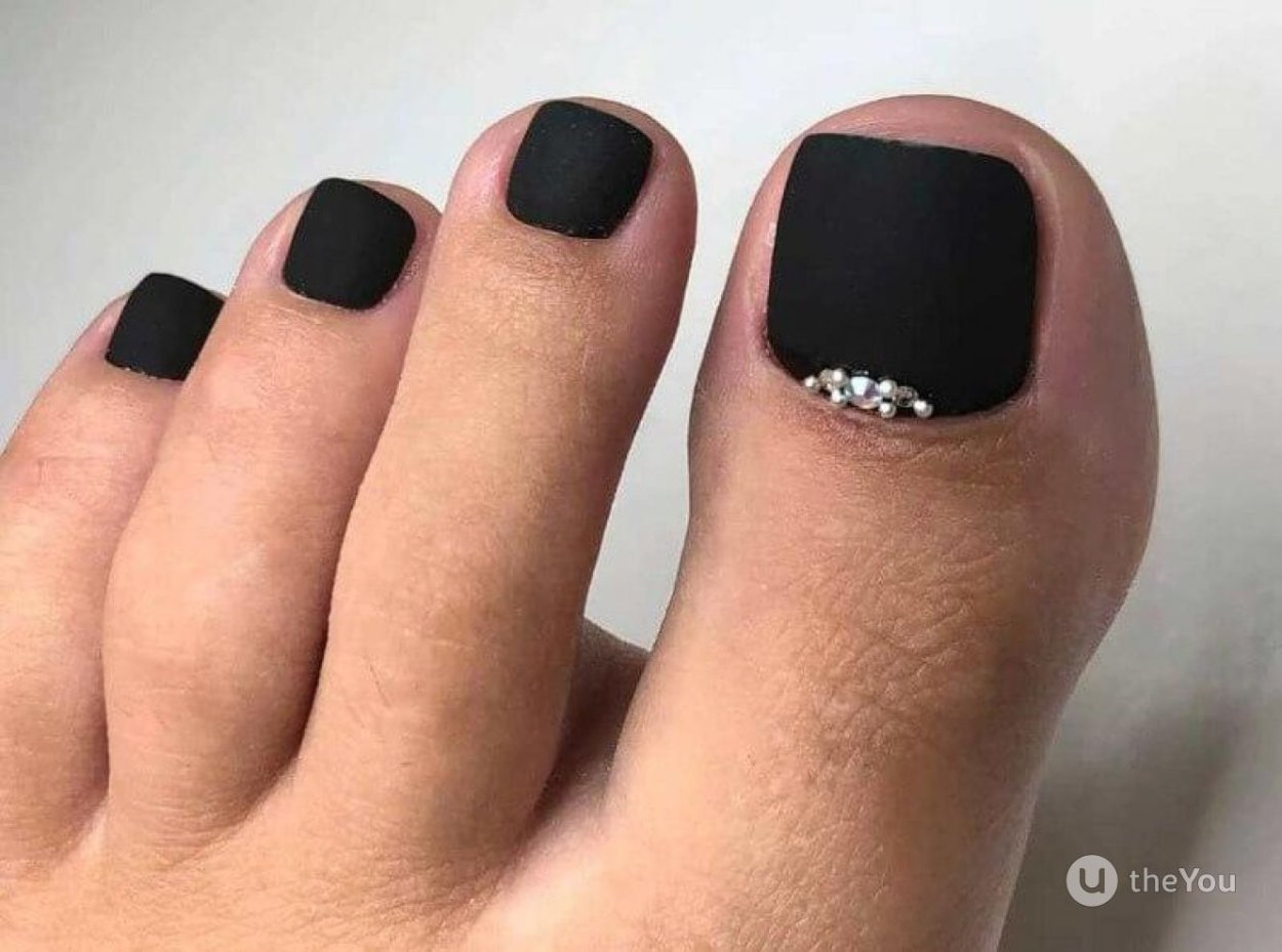 Черный матовый педикюр со стразами