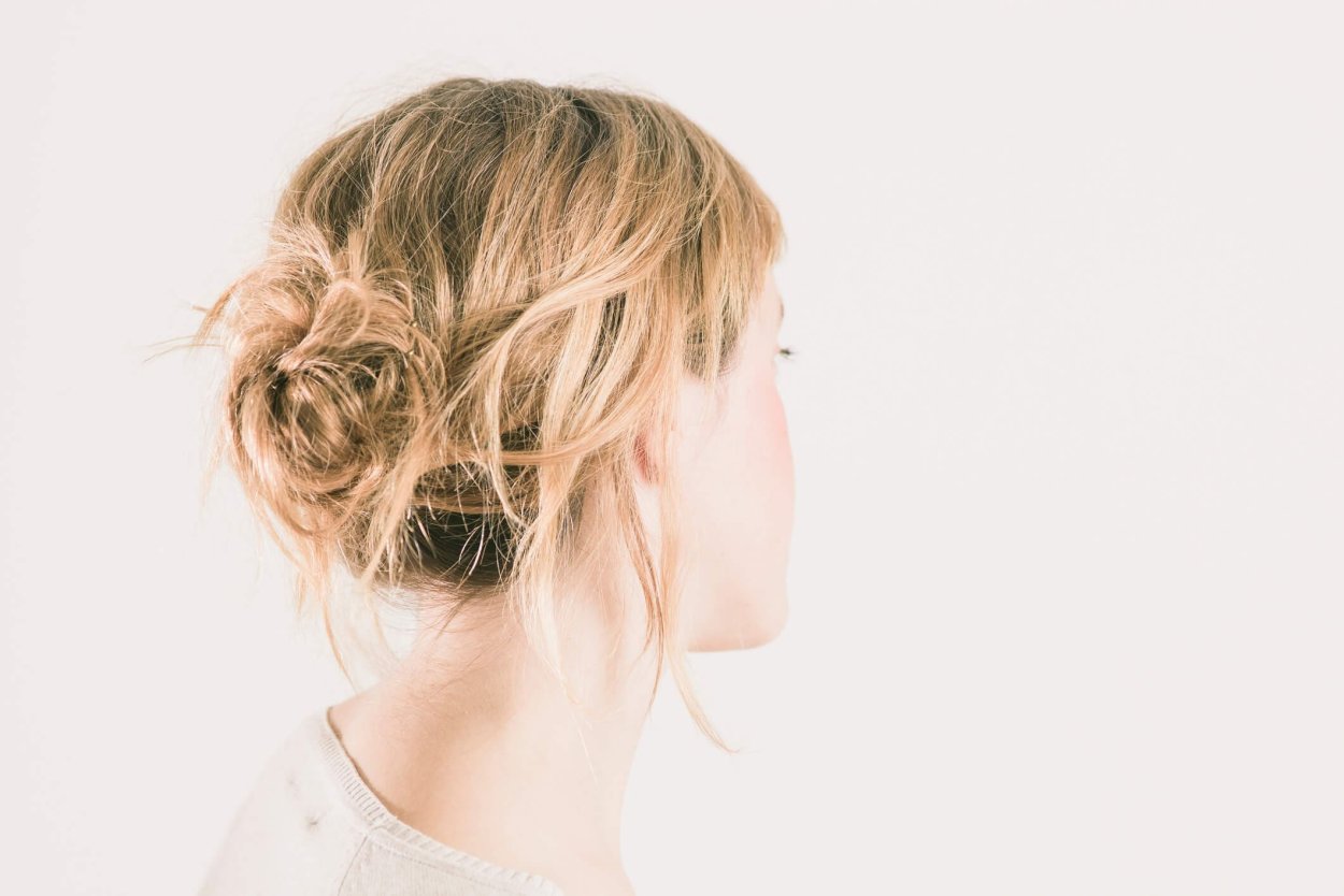 Прическа messy bun