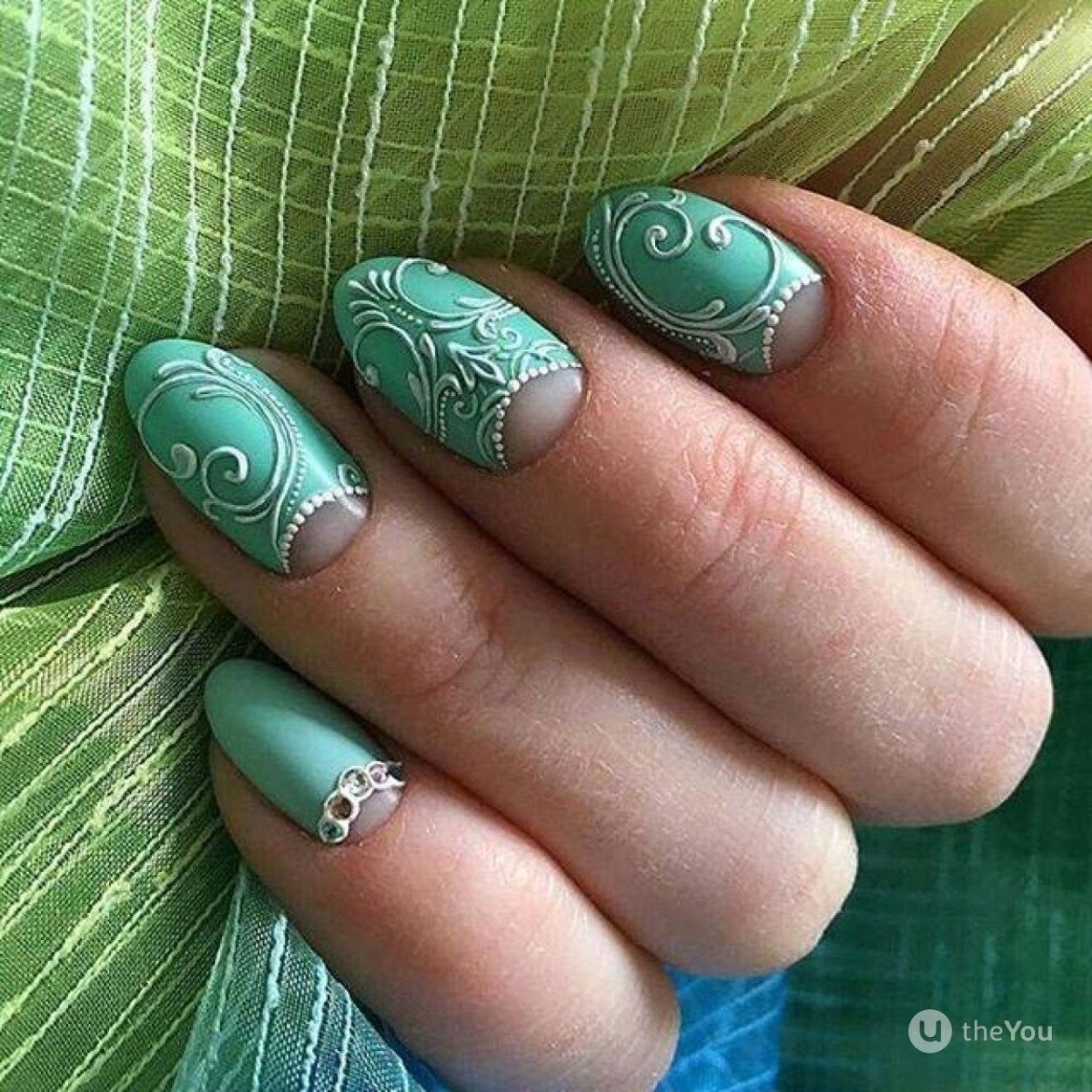 Маникюр зеленый