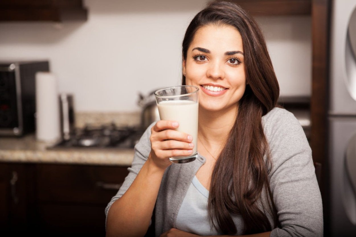 I drink milk for breakfast. Девушка с молоком на кухне. Женщина со стаканом молока. Цвет волос молочный чай. Волосы чай с молоком.