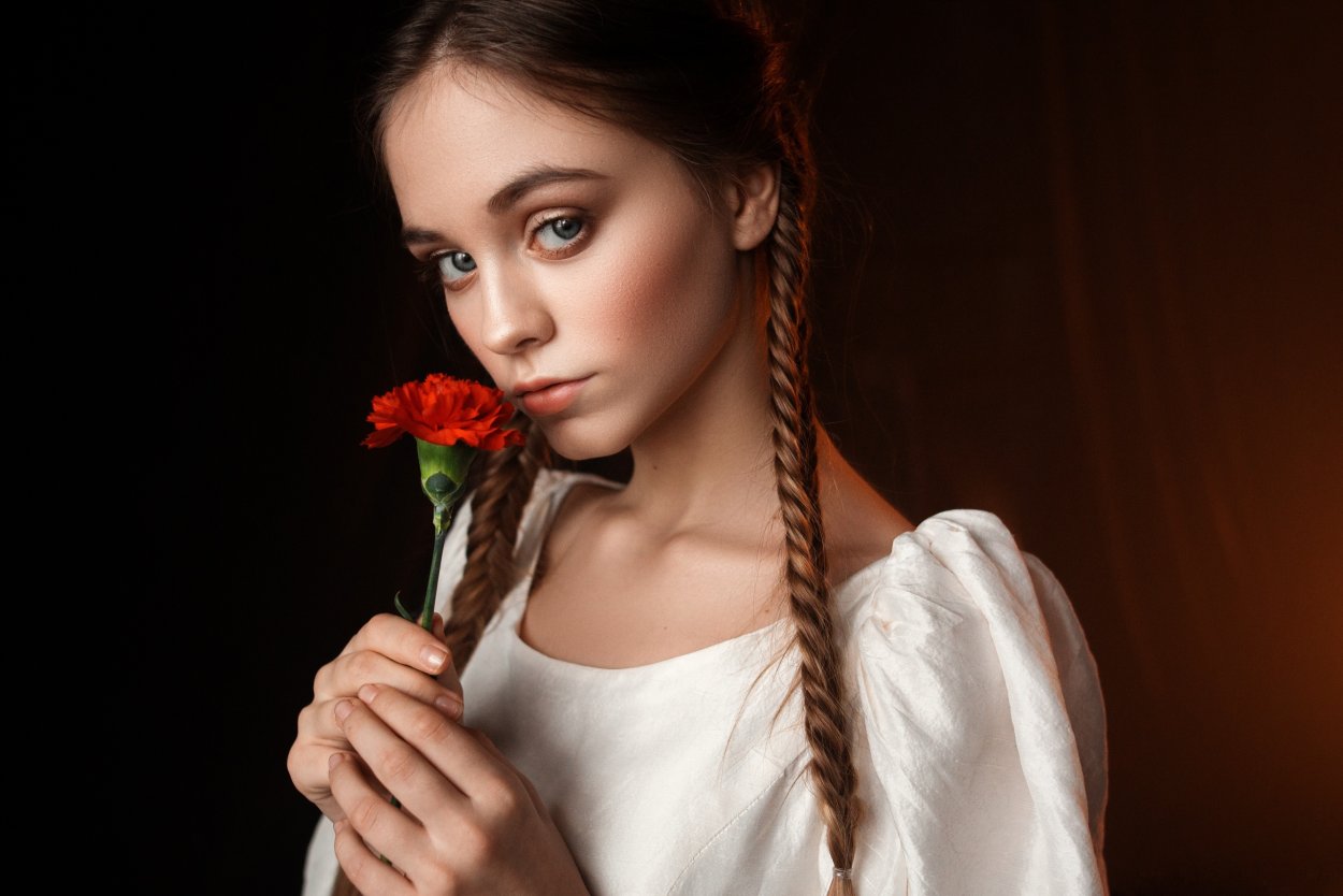 Красивая девушка с косой