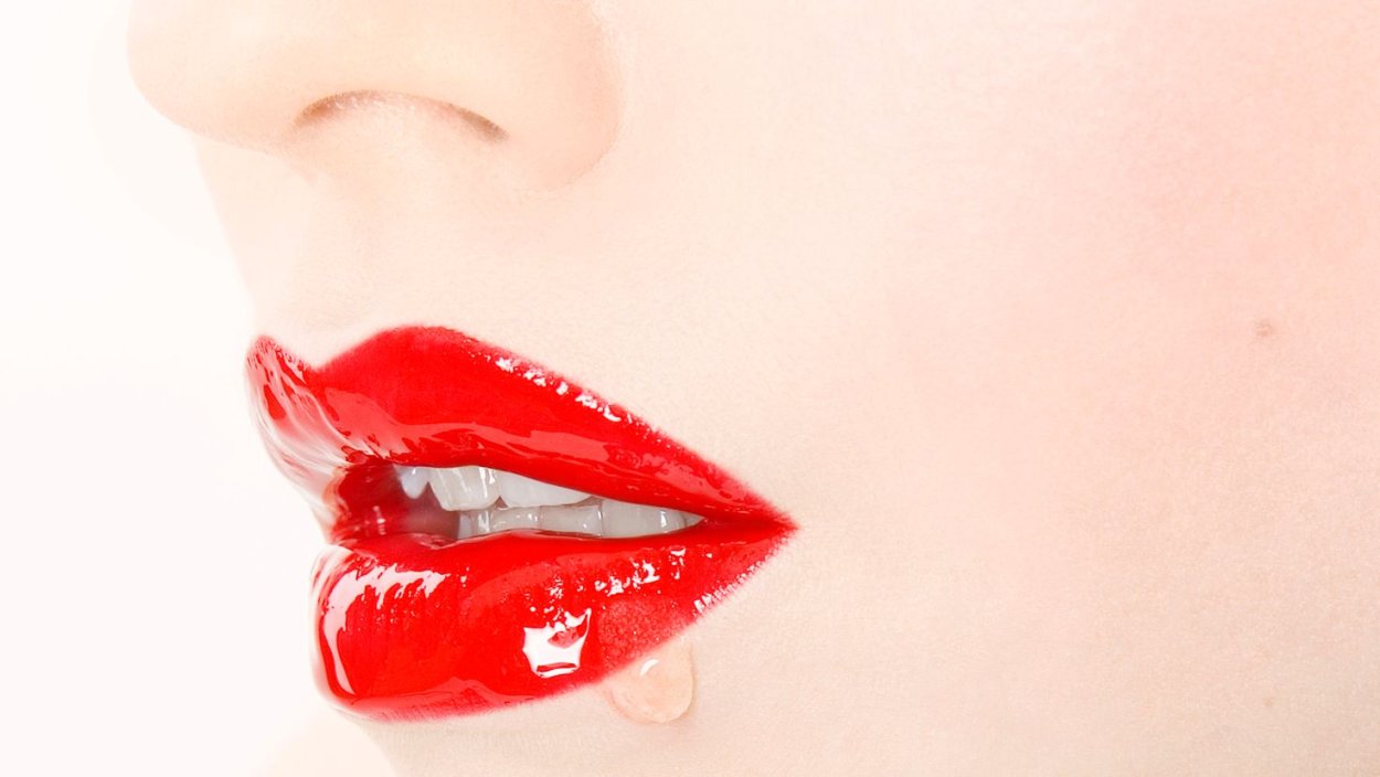 Красные женские губы