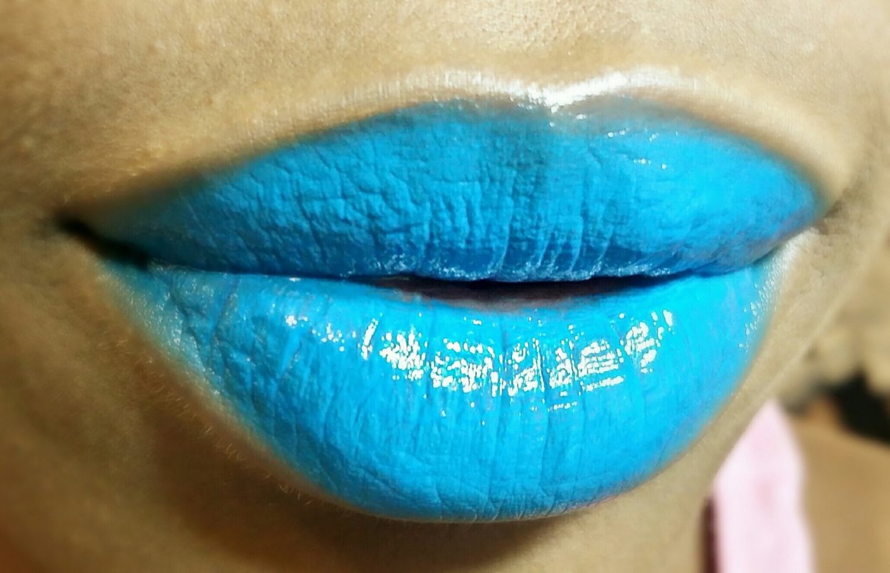 Blue kisses. Синие губы. Синие губы Естественные. Желто синие губы.