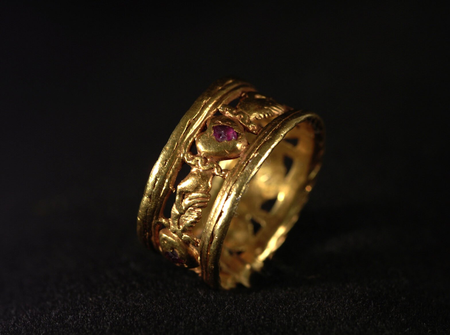 Перстень царица. Перстни золото древний Рим. Средневековый перстень Византия. Старинные золотые перстни. Старинные золотые кольца.
