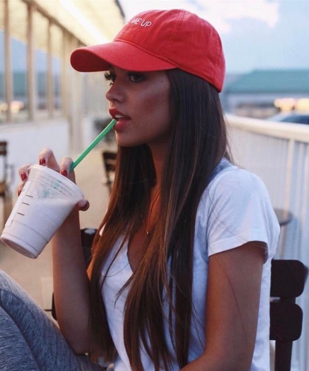 Aria Lee в кепке