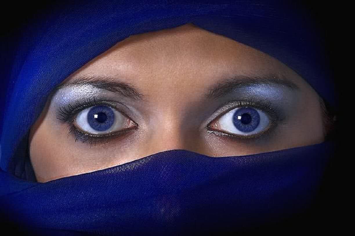 Глаза долу. Красивые женские глаза. Синие глаза. Темно синие глаза.
