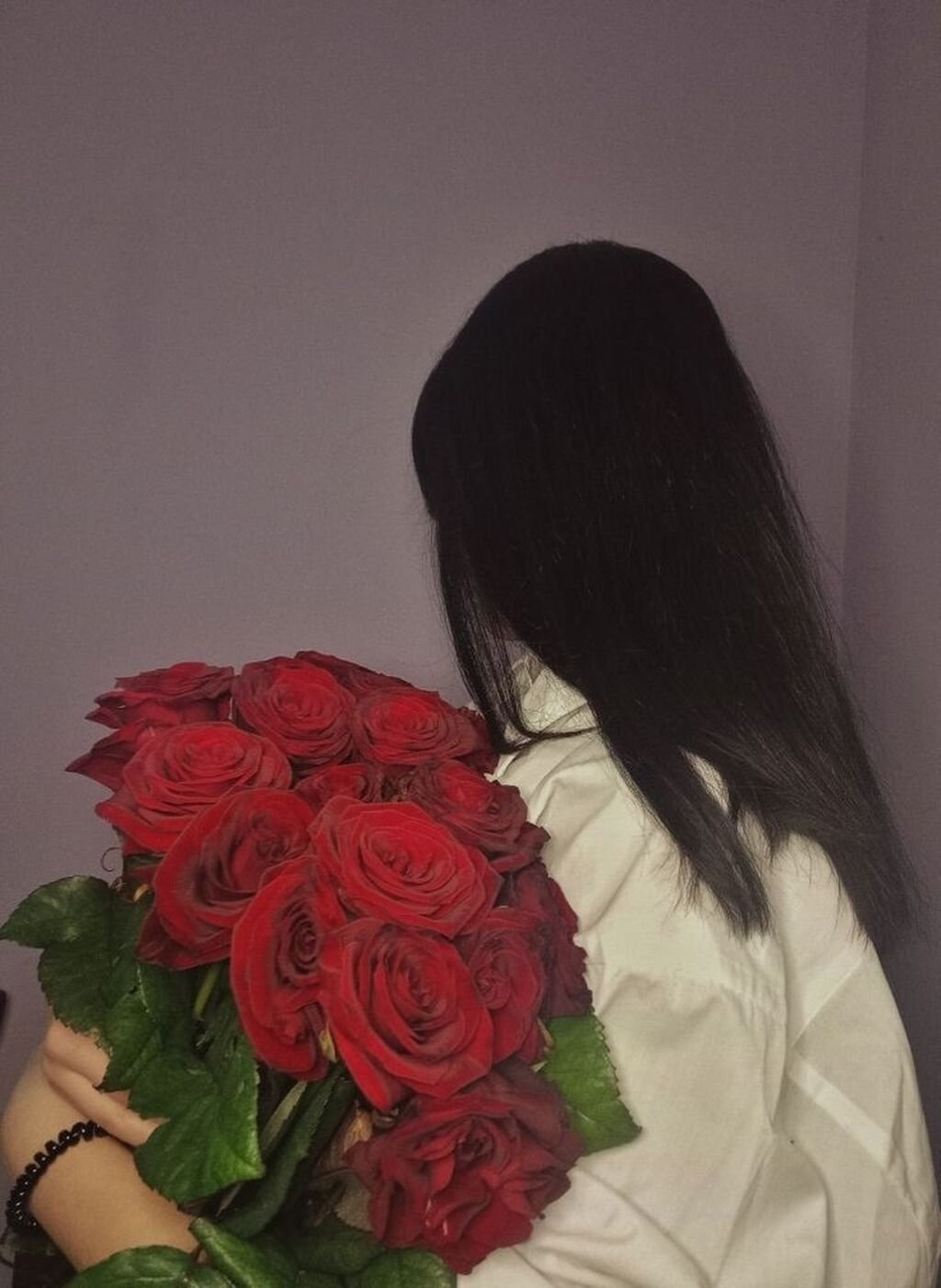 Аварка женщина с цветами без лица