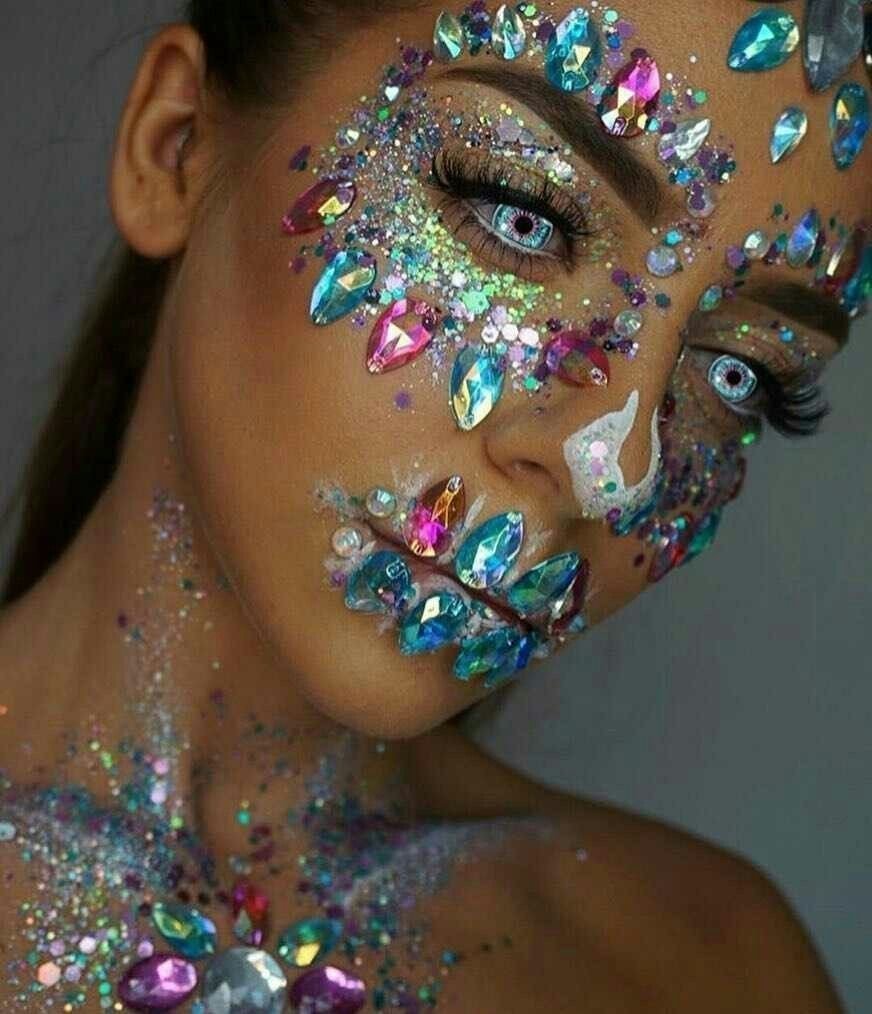 Арт макияж со стразами