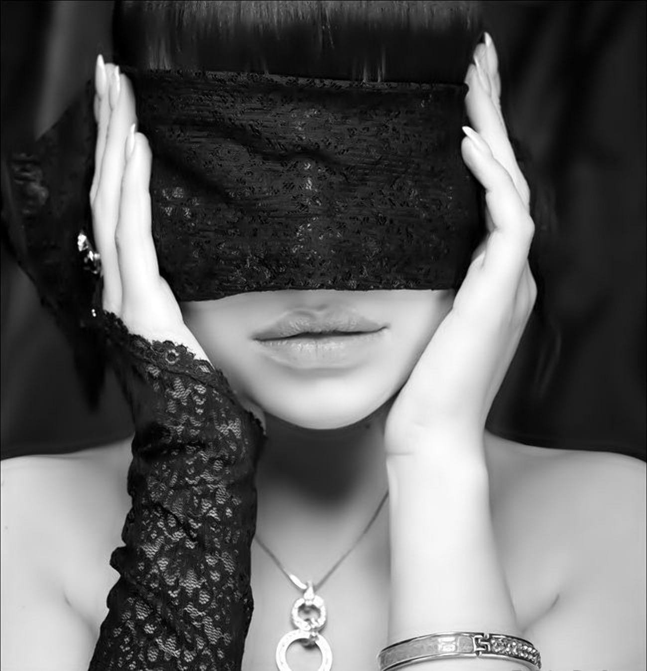 Завязали глазки. Женщина в черной маске. Девушка с повязкой на глазах. Девушка с закрытыми глазами. Фотосессия с повязкой на глазах.