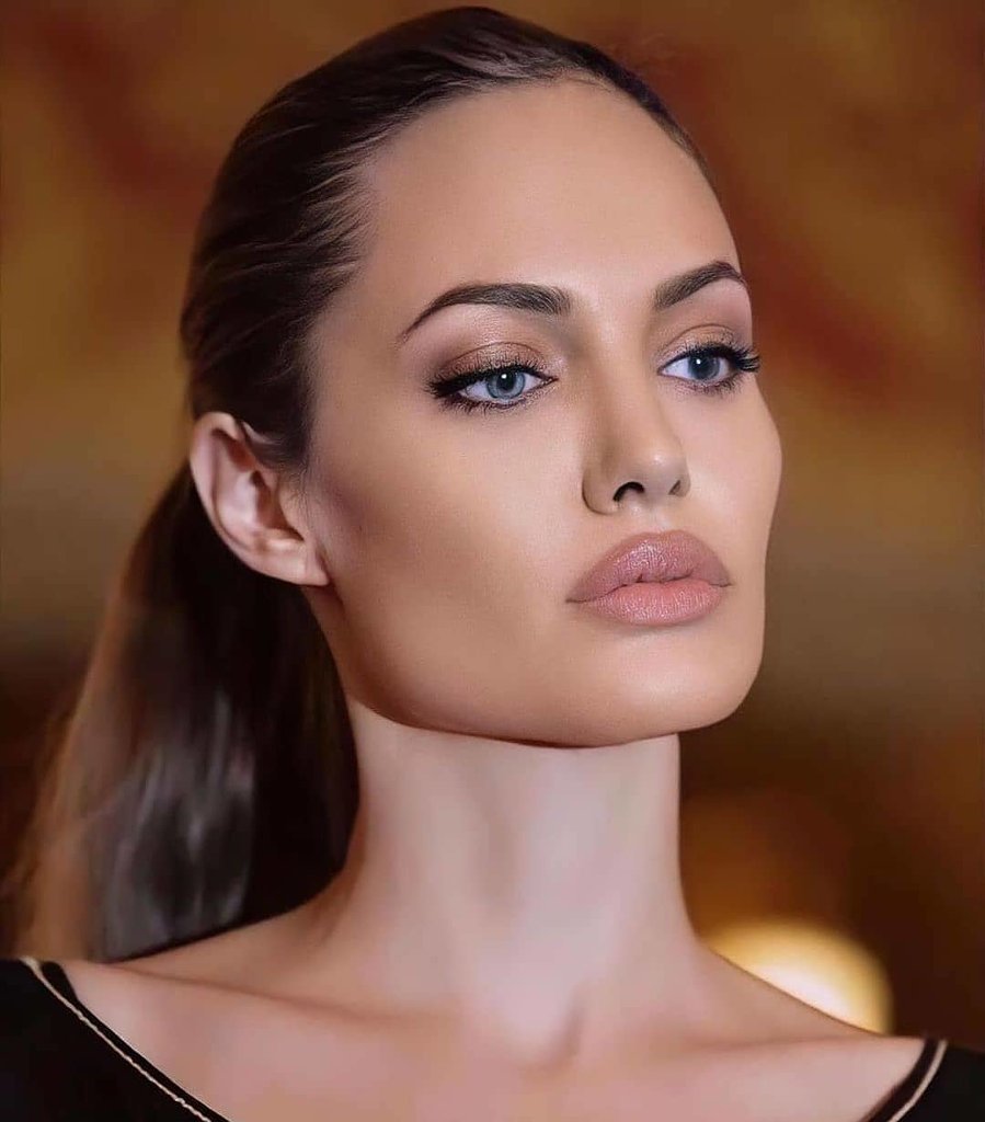 Анджелина Джоли лицо