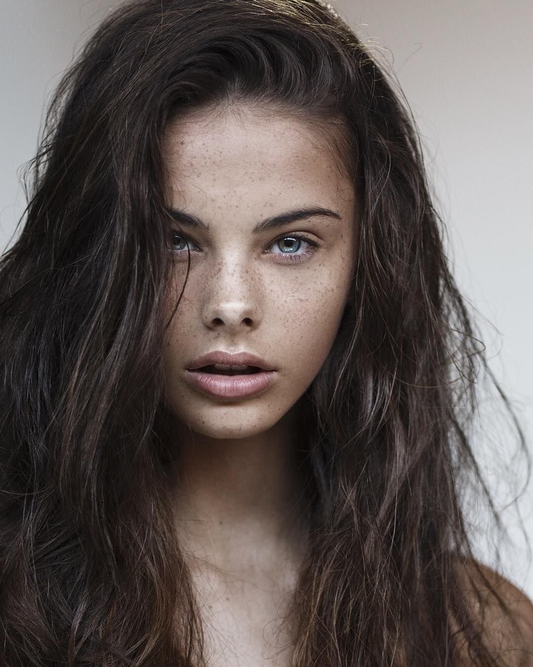 Meika Woollard лицо
