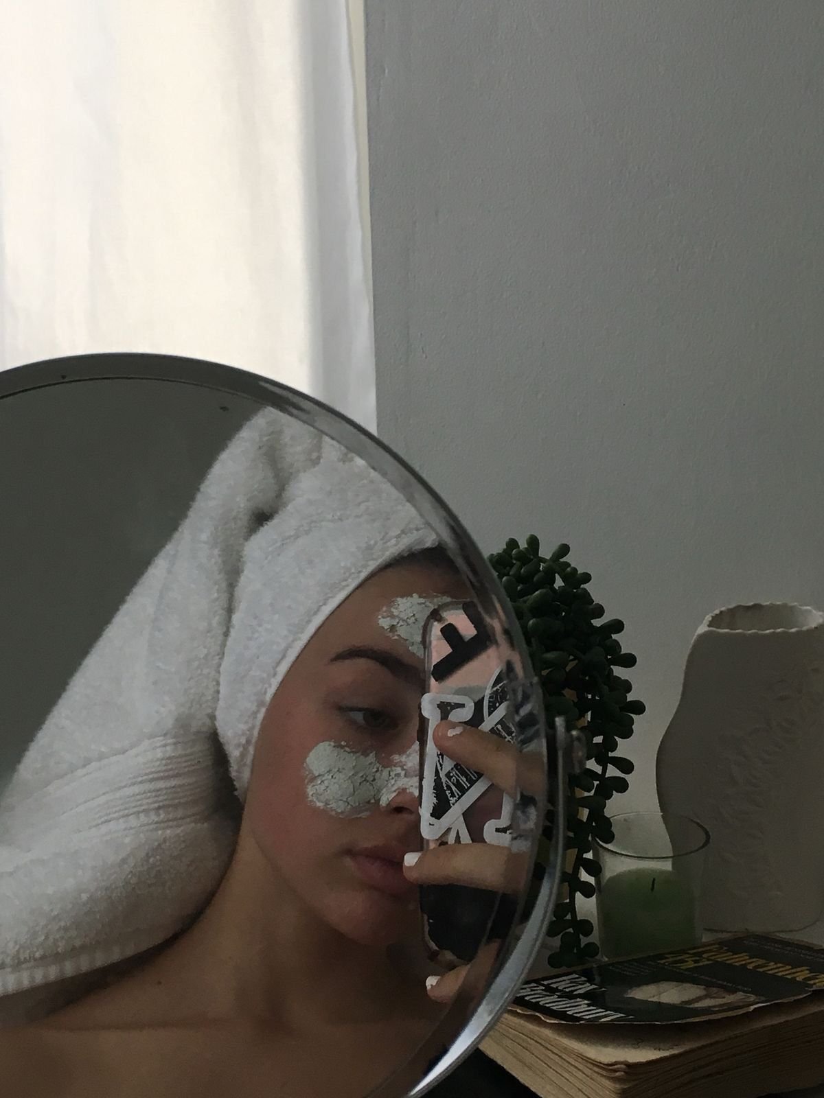 Девушка с маской на лице Эстетика