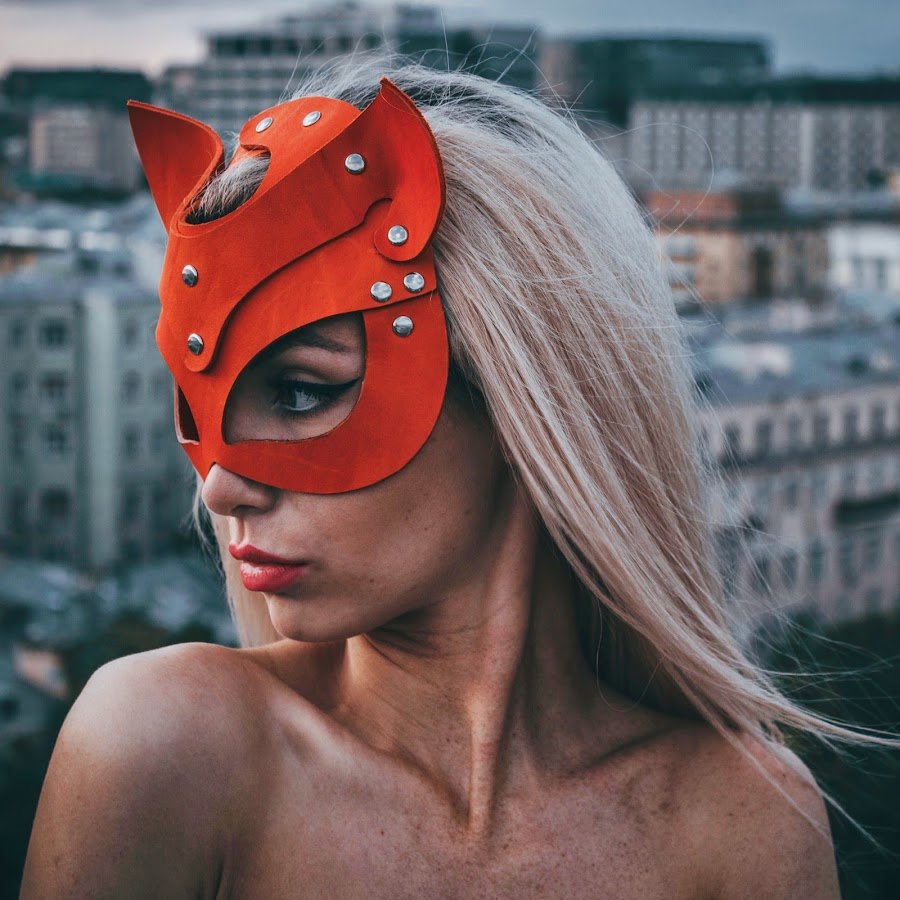 Девушка в маске кошки